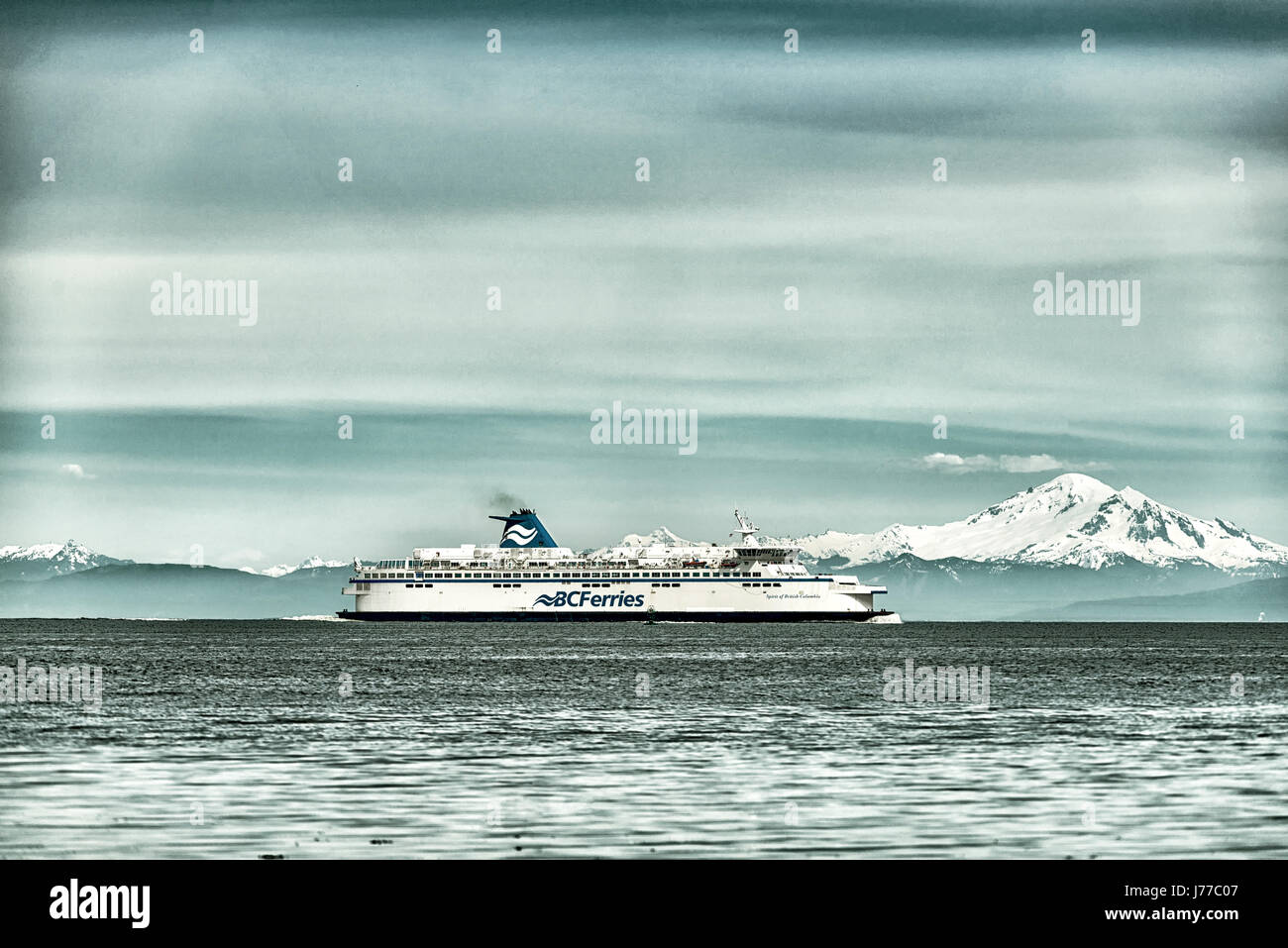 BC Ferries company nave passeggeri spirito della Columbia britannica sul mare con splendida Mt Baker(sfondo bianco e nero). Foto Stock