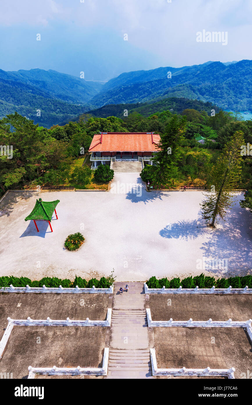 Vista sul cortile e architettura tradizionale di Ci'en pagoda in sole luna lago Foto Stock