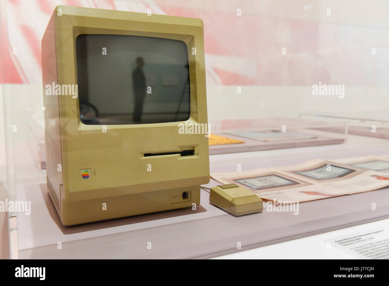 Londra, Regno Unito. 23 Maggio, 2017. Apple Macintosh 128k computer, 1984, il primo mercato di massa personal computer dotato di un'interfaccia utente grafica e un mouse. Premere Anteprima di "California Progettazione di liberta', una mostra presso il Museo del Design che celebra la storia di prodotti progettati in California a partire dagli anni sessanta al giorno corrente. La mostra va dal 24 maggio al 15 ottobre 2017. Credito: Stephen Chung/Alamy Live News Foto Stock
