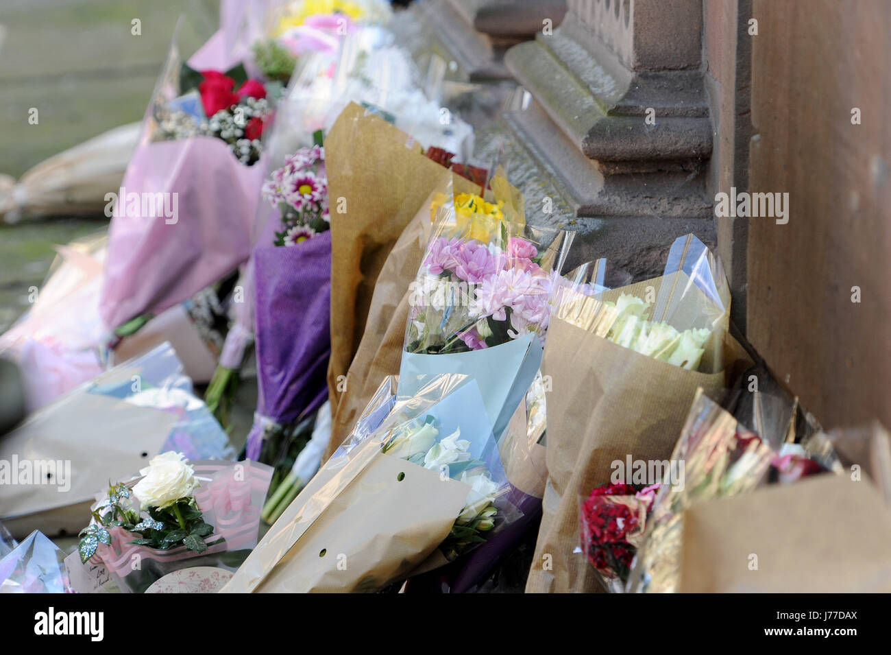 Manchester, Regno Unito. 23 Maggio, 2017. Omaggi floreali di cui al di fuori di St Anne's Chiesa nel centro della città di Manchester. La mattina dopo un sospetto attacco terroristico ha ucciso 22 persone tra bambini e feriti 59 altri in un concerto con la pop star Ariana Grande. Foto di Paolo Heyes, lunedì 22 maggio, 2017. Credito: Paolo Heyes/Alamy Live News Foto Stock