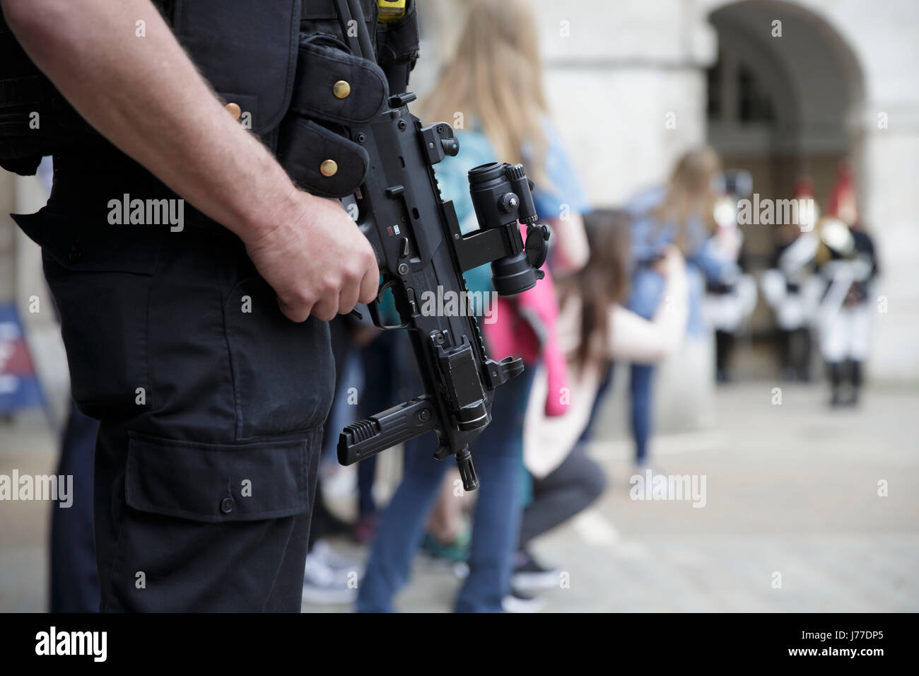 Londra, Regno Unito. 23 Maggio, 2017. Un poliziotto armato è raffigurato dopo Manchester Arena bombardamenti, a Londra, Regno Unito, il 23 maggio 2017. Credito: Tim Irlanda/Xinhua/Alamy Live News Foto Stock