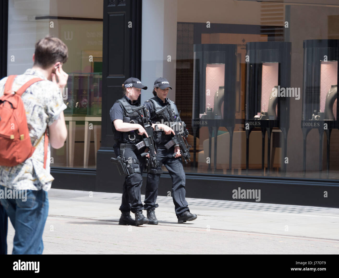 Manchester, Regno Unito. 23 Maggio, 2017. Armati di due ufficiali di polizia donne patroling le strade nel centro della città di Manchester, il giorno dopo un attentato suicida ha ucciso 22 come folle sono state lasciando il Ariana Grande concerto presso l'Arena di Manchester. Credito: Chris Rogers/Alamy Live News Foto Stock