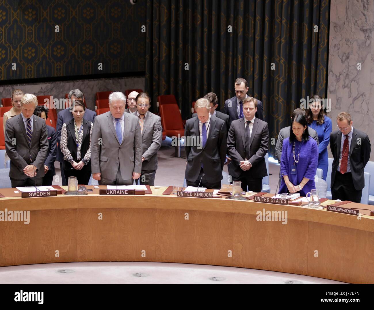 Organizzazione delle Nazioni Unite di New York, Stati Uniti, 23 maggio 2017 - Membri del Consiglio di sicurezza lungo con Matthew Rycroft, Rappresentante permanente del Regno Unito al pagamento delle Nazioni Unite rispetto alle vittime dell'attentato di Manchester oggi presso la sede delle Nazioni Unite a New York. Foto: Luiz Rampelotto/EuropaNewswire | Utilizzo di tutto il mondo Foto Stock