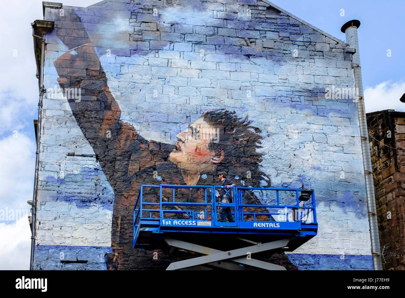 Glasgow, Regno Unito. 23 Maggio, 2017. "Bob" il anonimo artista di strada, sta ultimando un 50 piedi street murale di Billy Connolly, uno dei tre, come parte della cittá di Glasgow la celebrazione del famoso comico il settantacinquesimo compleanno entro la fine di quest'anno. Billy è anche essere onorato da un tributo di ritratti di artisti scozzese John Byrne, Jack Vettriano e Racheal MacLean presentando i popoli Palace Museum di Glasgow Credit: Findlay/Alamy Live News Foto Stock