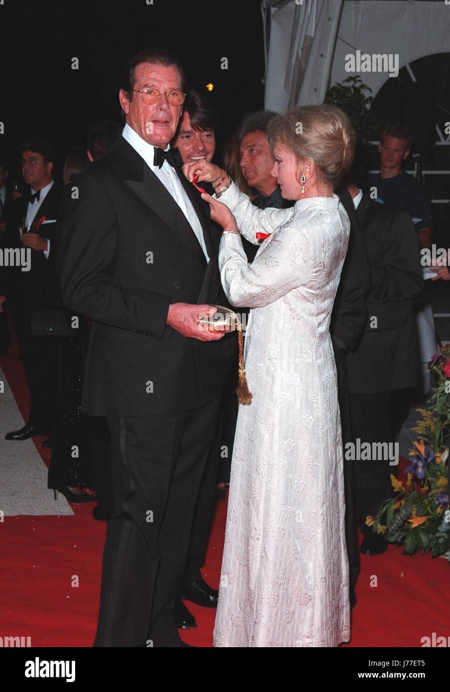 Cannes, Francia. Il 20 maggio 1999. FILE: Roger Moore muore di età compresa tra i 89. Attore Roger Moore & moglie alla sesta annuale Cinema contro AIDS Gala di Cannes a beneficio della Fondazione Americana per la ricerca in materia di AIDS (AMFAR). Credito: MediaPunch Inc/Alamy Live News Foto Stock