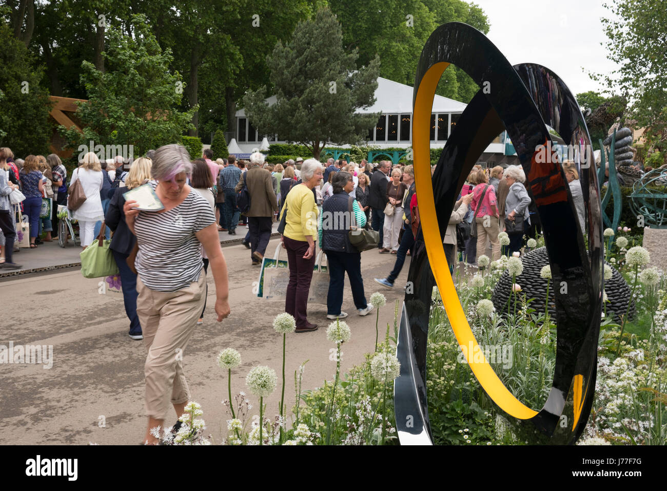 Londra, Regno Unito. 23 Maggio, 2017. Visitatori sul viale principale a orari giorno di RHS Chelsea Flower Show, 22 maggio 2017, Londra, UK Credit: Ellen Rooney/Alamy Live News Foto Stock
