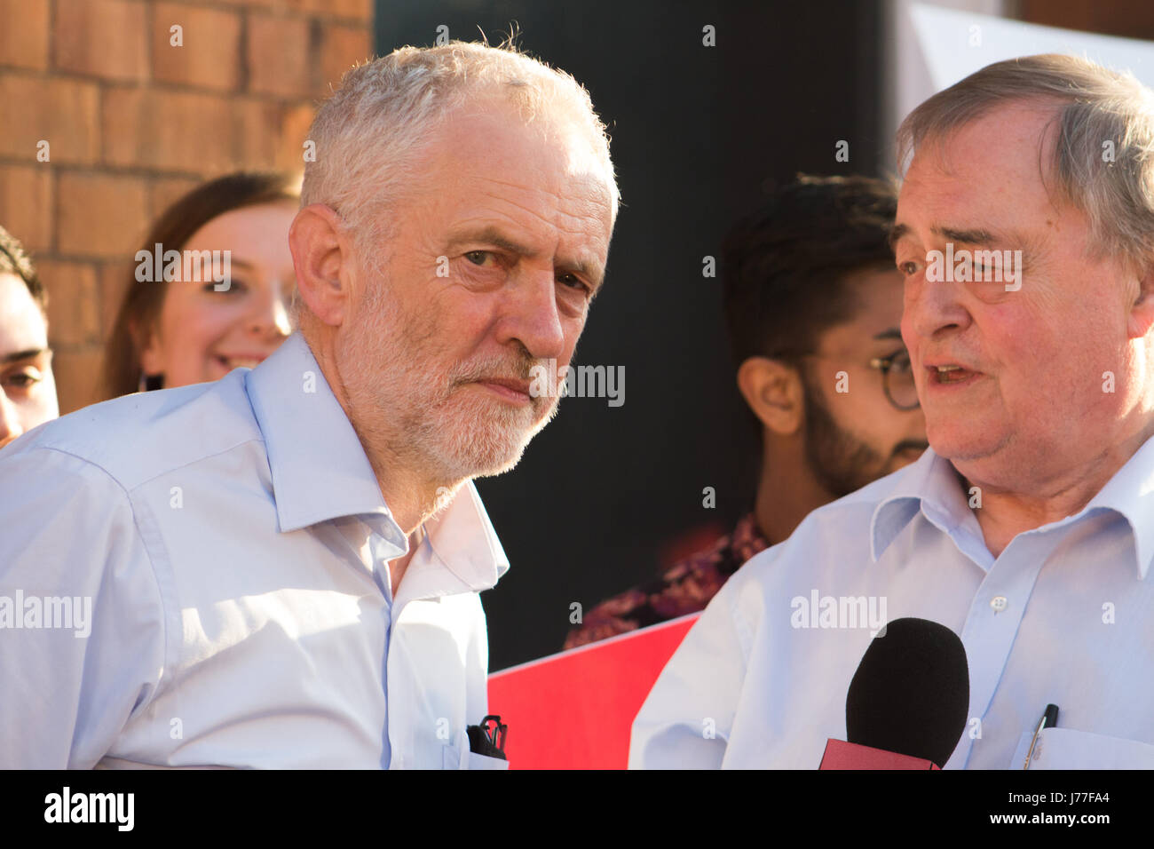 Jeremy corbyn e John Prescott campagna in zebedeo's yard nei giorni che portano fino alla 'snap' elezione generale, Kingston upon Hull, 22 maggio 2017 Foto Stock