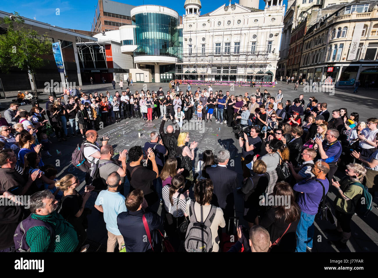 Liverpool, Regno Unito. 23 Maggio, 2017. Circa 150 persone hanno partecipato a una veglia di Liverpool martedì 23 marzo, 2017 per ricordare le vittime degli attacchi terroristici che hanno avuto luogo al Manchester Arena dopo un concerto la scorsa notte in cui 22 persone dove uccisi. Credito: Christopher Middleton/Alamy Live News Foto Stock