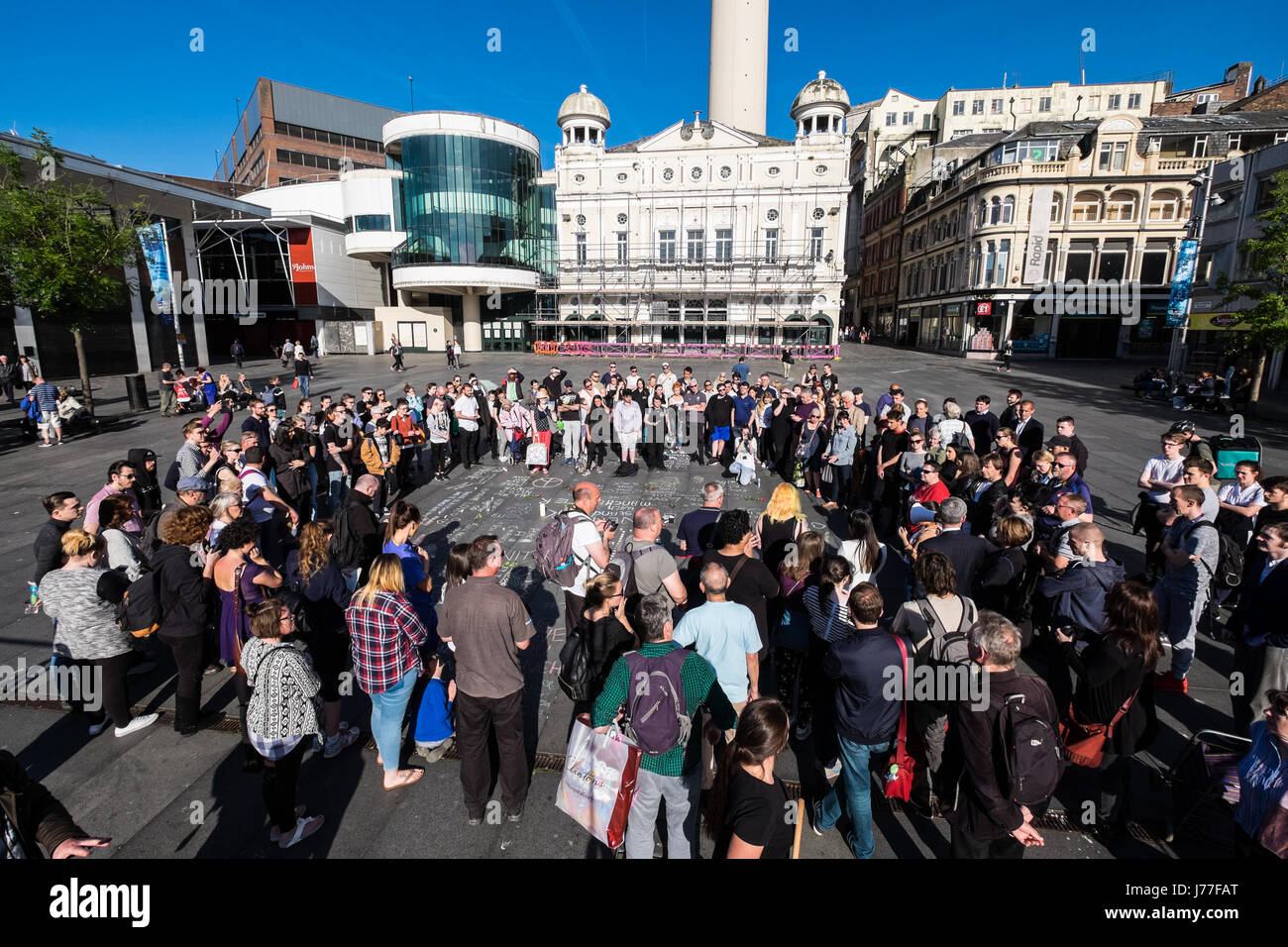 Liverpool, Regno Unito. 23 Maggio, 2017. Circa 150 persone hanno partecipato a una veglia di Liverpool martedì 23 marzo, 2017 per ricordare le vittime degli attacchi terroristici che hanno avuto luogo al Manchester Arena dopo un concerto la scorsa notte in cui 22 persone dove uccisi. Credito: Christopher Middleton/Alamy Live News Foto Stock