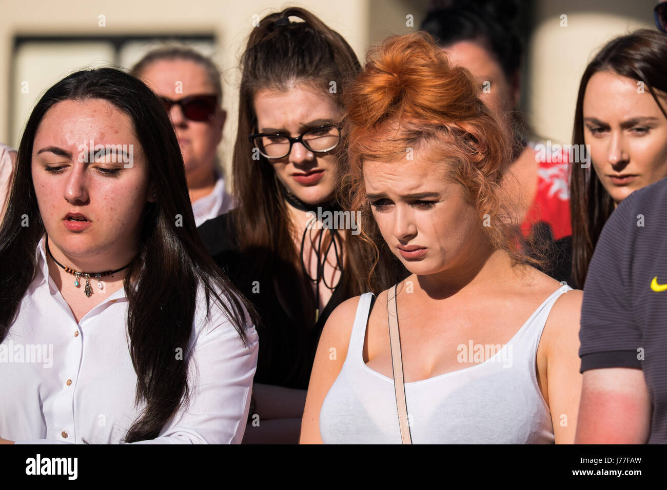 Liverpool, Regno Unito. 23 Maggio, 2017. Circa 150 persone hanno partecipato a una veglia di Liverpool martedì 23 marzo, 2017 per ricordare le vittime degli attacchi terroristici che hanno avuto luogo al Manchester Arena dopo un concerto la scorsa notte in cui 22 persone dove uccisi. Credito: Christopher Middleton/Alamy Live News Foto Stock
