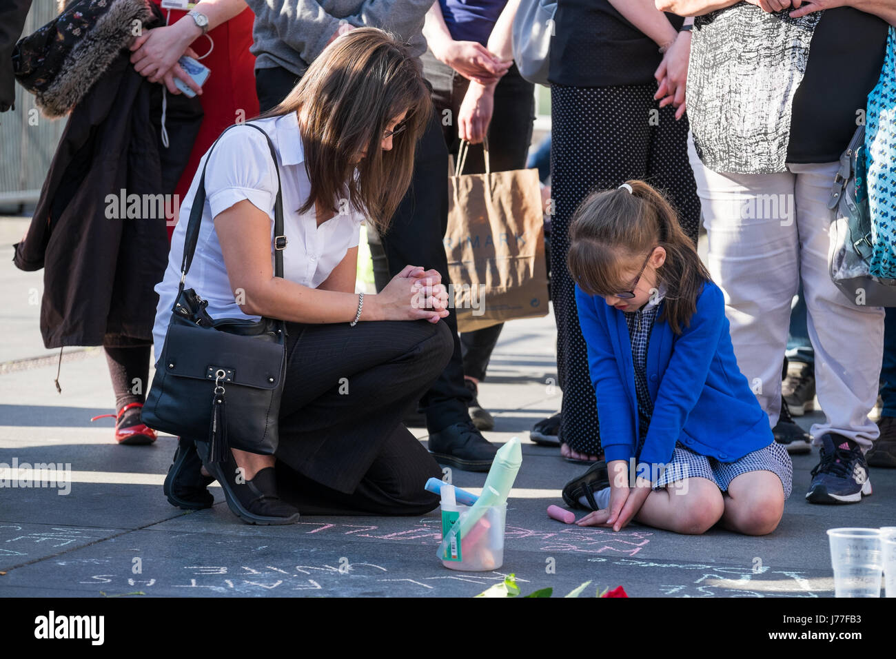 Liverpool, Regno Unito. 23 Maggio, 2017. Circa 150 persone hanno partecipato a una veglia di Liverpool martedì 23 marzo, 2017 per ricordare le vittime degli attacchi terroristici che hanno avuto luogo al Manchester Arena dopo un concerto la scorsa notte in cui 22 persone dove uccisi. Credito: Christopher Middleton/Alamy Live News Foto Stock