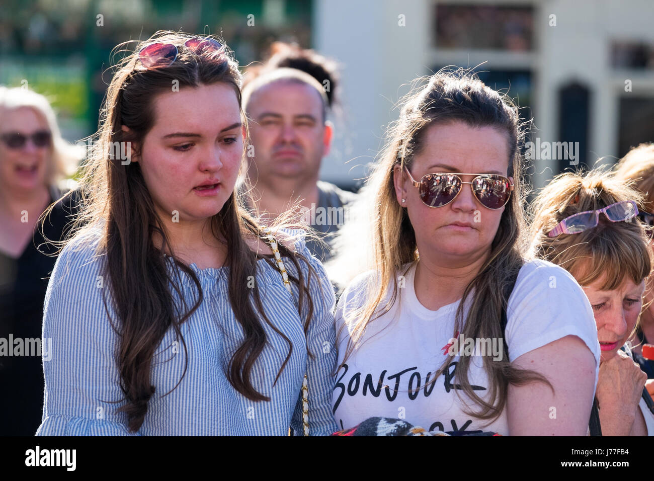 Liverpool, Regno Unito. 23 Maggio, 2017. Circa 150 persone hanno partecipato a una veglia di Liverpool martedì 23 marzo, 2017 per ricordare le vittime degli attacchi terroristici che hanno avuto luogo al Manchester Arena dopo un concerto la scorsa notte in cui 22 persone dove uccisi. Credito: Christopher Middleton/Alamy Live News Foto Stock