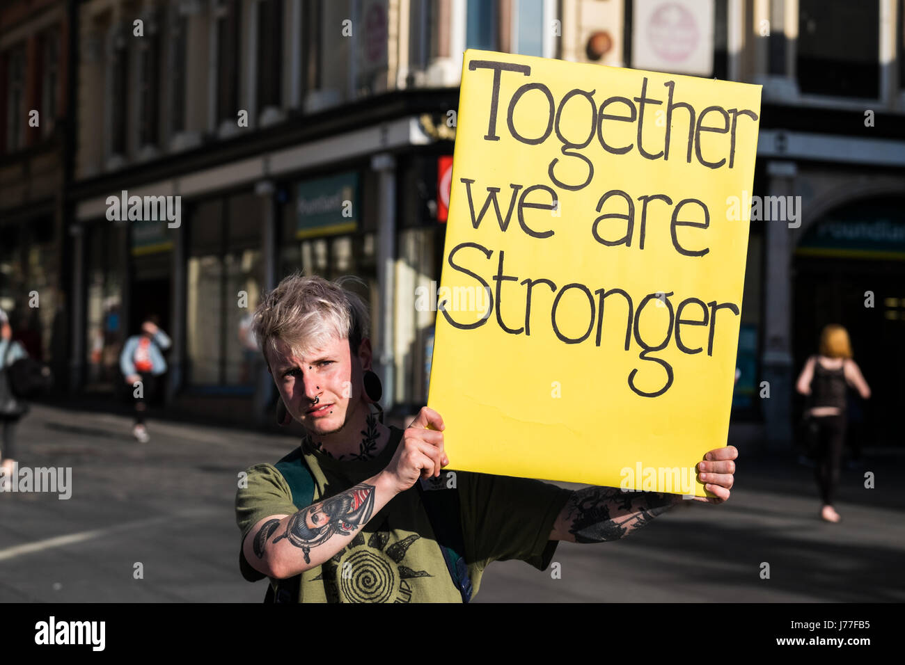 Liverpool, Regno Unito. 23 Maggio, 2017. Circa 150 persone hanno partecipato a una veglia di Liverpool martedì 23 marzo, 2017 per ricordare le vittime degli attacchi terroristici che hanno avuto luogo al Manchester Arena dopo un concerto la scorsa notte in cui 22 persone dove uccisi. Credito: Christopher Middleton/Alamy Live News Foto Stock