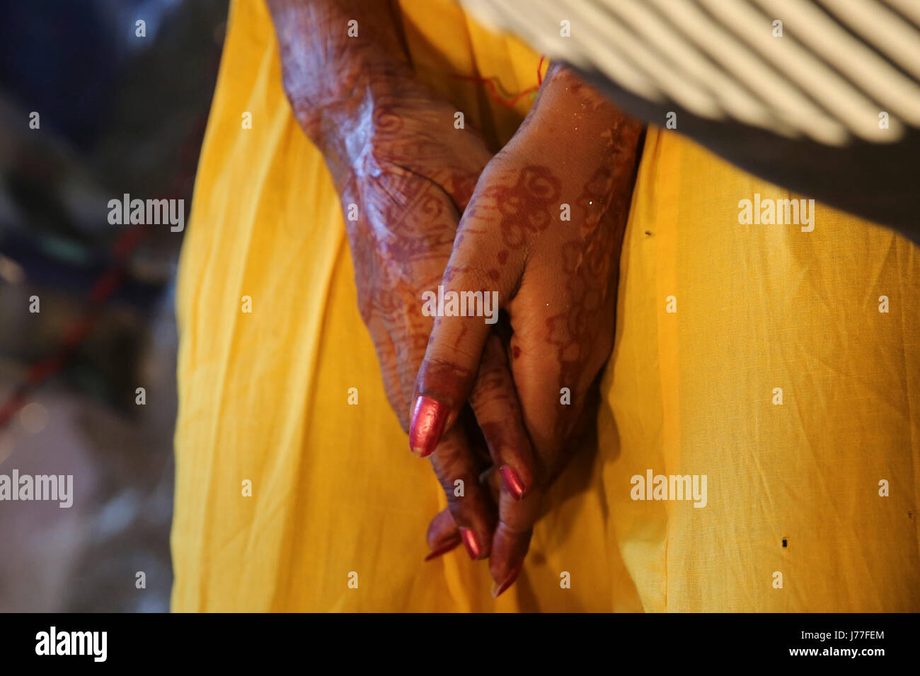 Lalita Bansi (C) nella sala trucco appena prima del suo matrimonio tenutasi il 23 maggio 2017 in Mumbai, India. Credito: Chirag Wakaskar/Alamy Live News Foto Stock