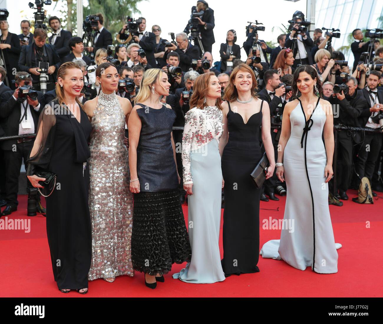 Cannes, Francia. 23 Maggio, 2017. Emmanuelle Bercot, Berenice Bejo, Elodie Bouchez, Isabelle Huppert, Emilie Dequenne, Juliette Binoche attori settantesimo anniversario di Gala. Settantesimo Cannes Film Festival Cannes, Francia 23 maggio 2017 Credit: Allstar Picture Library/Alamy Live News Foto Stock