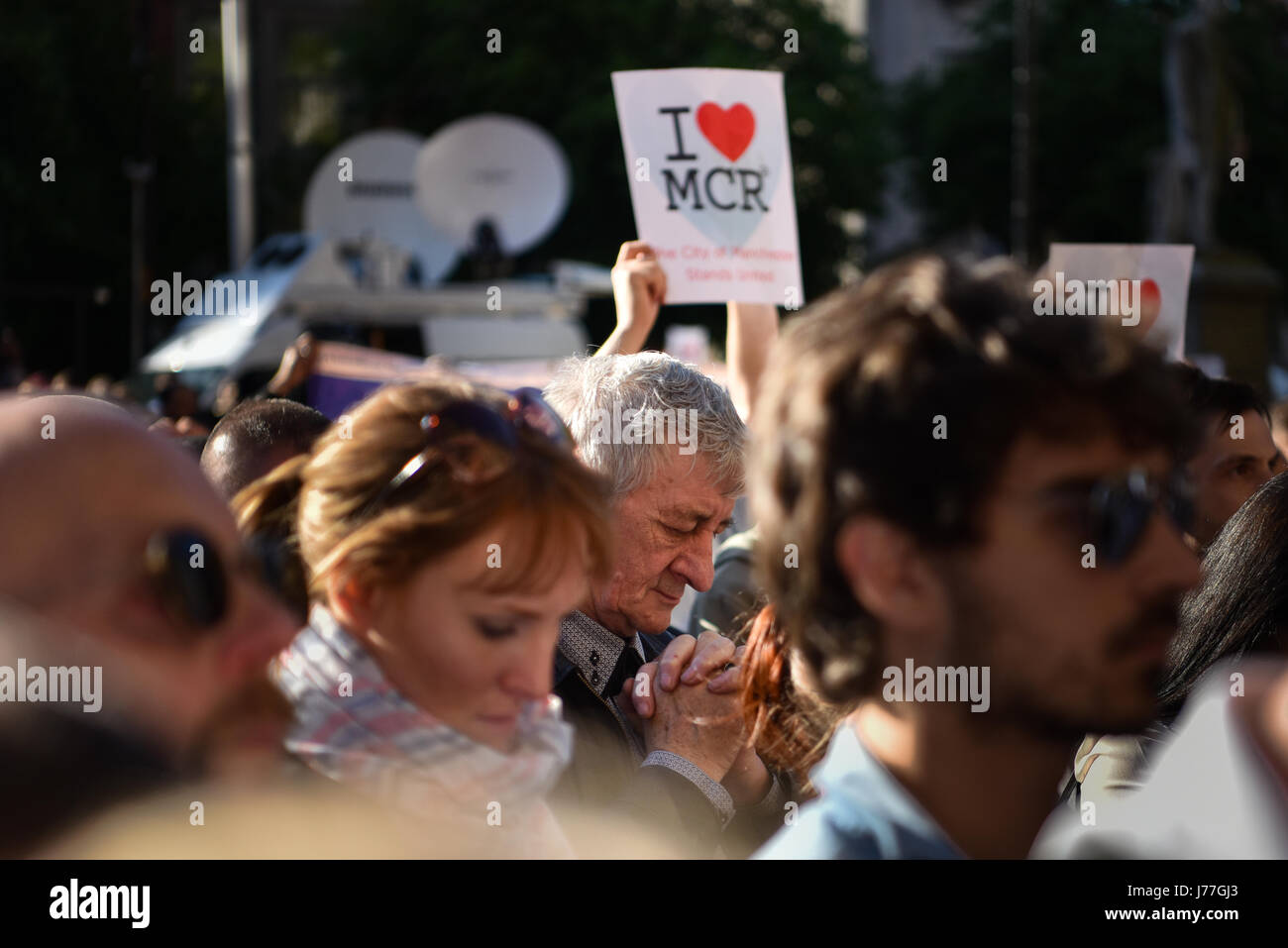 Manchester, Regno Unito. 23 Maggio, 2017. Un uomo che prega durante un silenzio ad una veglia in Manchester Albert Square a pagare rispetto a seguito dell'attacco terroristico su Manchester Stadium. Il sindaco di Manchester Andy Burnham, Home Secretary Ambra Rudd, leader laburista Jeremy Corbyn e Lib Dem leader Tim Farron, accanto a città e fede leader erano tra coloro che hanno partecipato. Credito: Giacobbe Sacks-Jones/Alamy Live News. Foto Stock