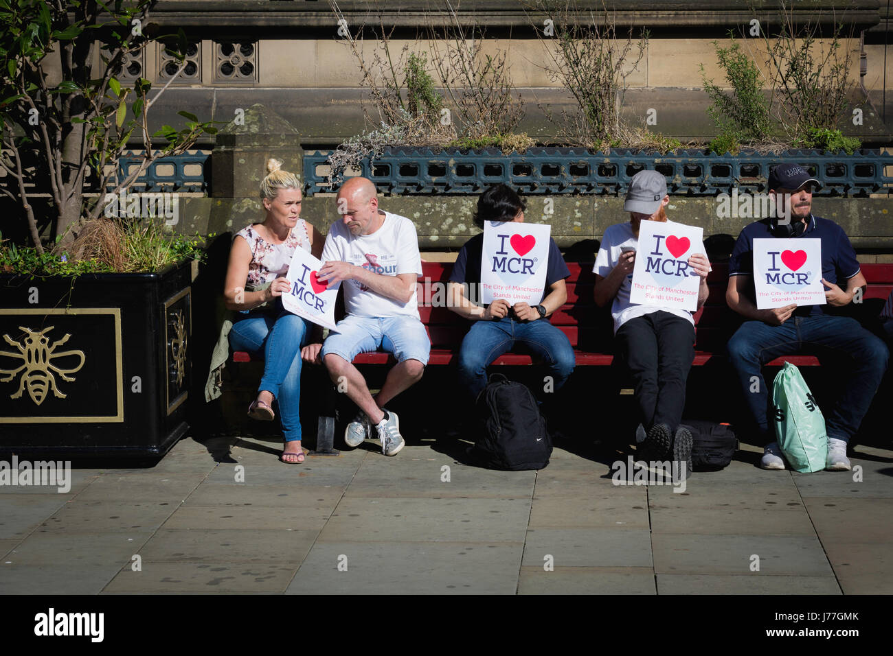 Manchester, Regno Unito. 23 Maggio, 2017. Migliaia di fedeli per una veglia a Manchester town hall di stare insieme nella solidarietà dopo un attacco su Manchester Arena la notte prima che hanno fatto 22 vittime e feriti 59. Credito: Andy Barton/Alamy Live News Foto Stock