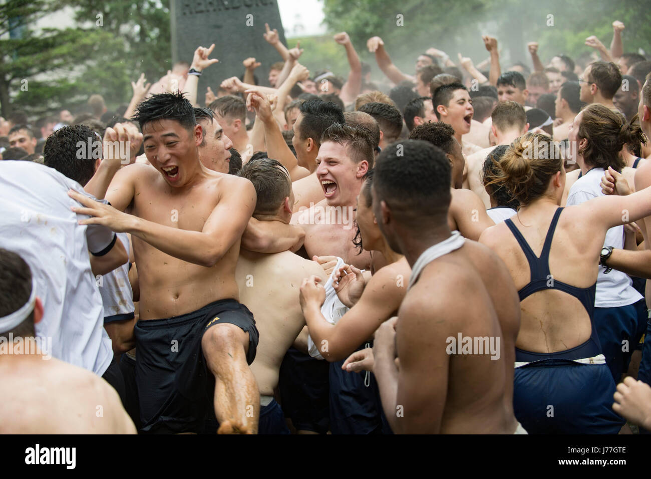 U.S Naval Academy plebes celebrare dopo la scalata ingrassate Herndon monumento, una tradizione che simboleggia il completamento con successo del freshman anno Maggio 22, 2017 in Annapolis, Maryland. Ogni anno, circa un migliaio di membri della classe della matricola formare una piramide umana intorno a 21 piedi di altezza Herndon Monumento a rimuovere una plebe hat che il upperclassmen hanno posto sulla parte superiore. Foto Stock