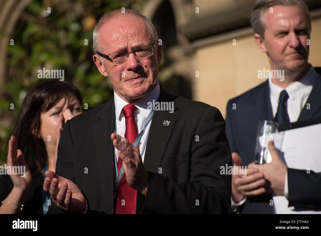 Manchester, Regno Unito. 23 Maggio, 2017. Sir Richard Leese, leader del Manchester City Council, assiste il servizio veglia per le vittime dell'Arena di Manchester esplosione in Manchester, Regno Unito il Martedì, Maggio 23rd, 2017. Greater Manchester di polizia sono il trattamento di esplosione dopo l'Ariana grande concerto, che ha avuto luogo il 05/22/2017 a Manchester Arena, come un attentato terroristico. Credito: Jonathan Nicholson/Alamy Live News Foto Stock