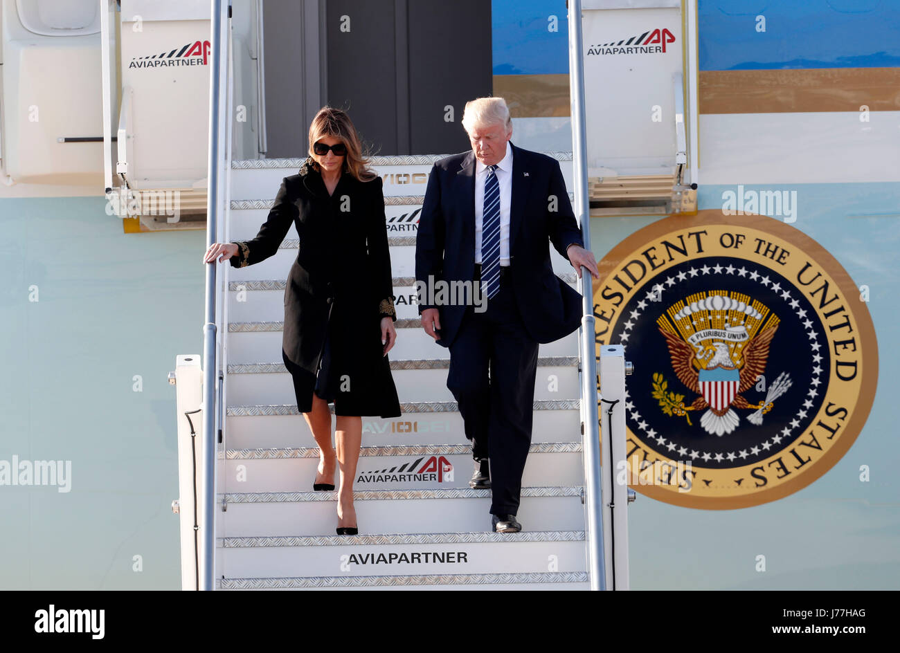 Roma. 23 Maggio, 2017. Stati Uniti Presidente Donald Trump e la First Lady Melania Trump arrivano all'aeroporto Leonardo da Vinci di Roma Fiumicino a Roma, Italia, 23 maggio 2017. Stati Uniti Presidente Donald Trump è arrivato a Roma il martedì per incontri con i leader italiani. Credito: Xinhua/Alamy Live News Foto Stock