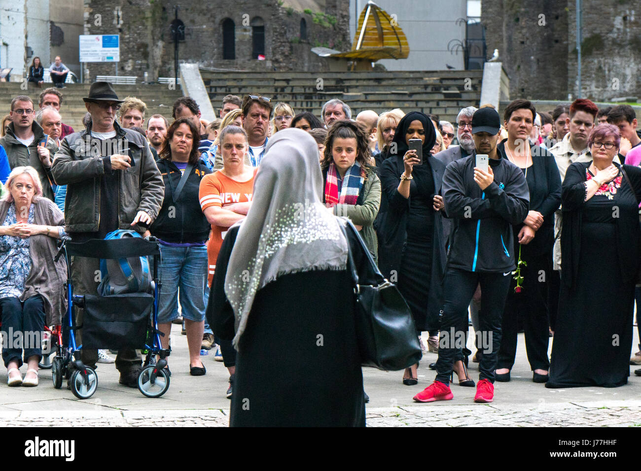 Manchester, Regno Unito. 23 Maggio, 2017. Swansea veglia per Manchester. Tutte le parti della Comunità si uniscono in un omaggio alle vittime del terribile attacco terroristico all'Ariana grande concerto a Manchester Credito: Sian Pearce Gordon/Alamy Live News Foto Stock