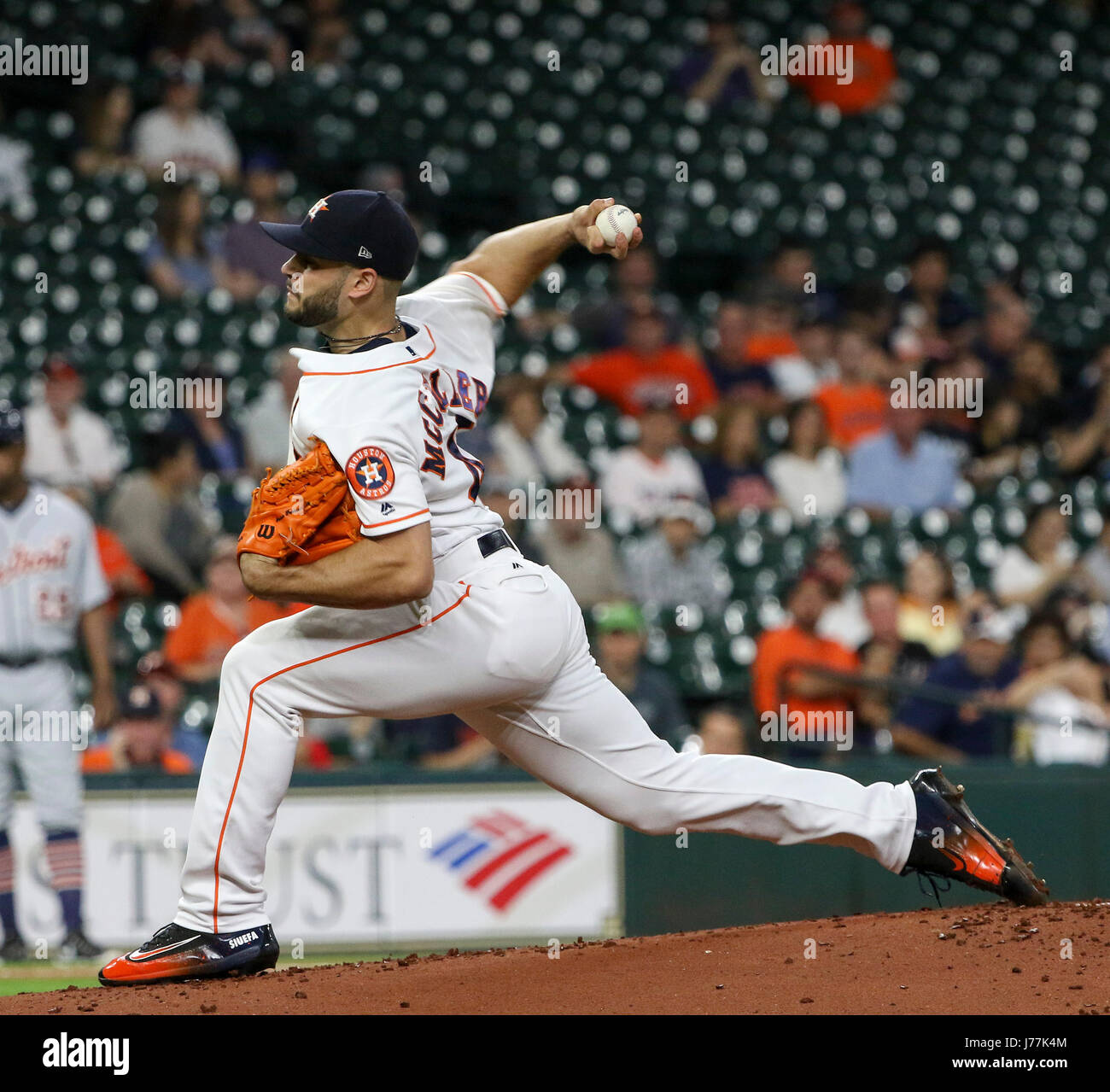 Houston, TX, Stati Uniti d'America. 23 Maggio, 2017. Houston Astros a partire lanciatore lancia McCullers Jr. (43) genera un passo nel primo inning durante la MLB gioco tra la Detroit Tigers e Houston Astros al Minute Maid Park a Houston, TX. John Glaser/CSM/Alamy Live News Foto Stock