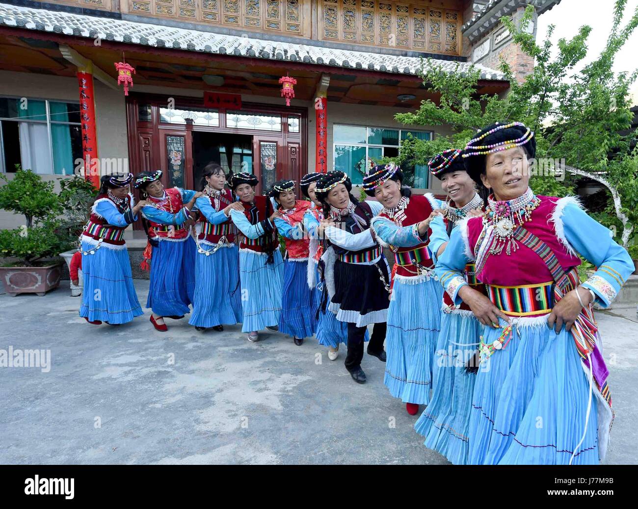 (170524) -- LANPING, 24 maggio 2017 (Xinhua) -- Le donne danza Xiagaoping nel villaggio di Lanping Bai e Pumi contea autonoma, a sud-ovest della Cina di Provincia di Yunnan, 22 maggio 2017. Per aiuto nella lotta contro la povertà e aumentare il reddito delle persone, il villaggio con una popolazione di 147 persone di Pumi gruppo etnico sviluppato coltivazione ed allevamento industria negli ultimi anni. Alcune persone anche andato fuori e divennero i lavoratori migranti. Installazione di impianti solari lampioni e riscaldatori di acqua, la ricostruzione di strade e di case e costruzione di attività culturale camera sono stati condotti. Dodici famiglie sono state sollevate dalla povertà l Foto Stock