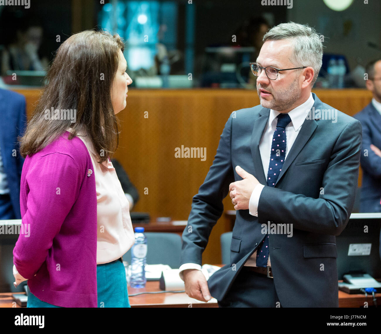 22 maggio 2017 - Bruxelles, Belgio: il ministro svedese per gli affari dell'UE e il commercio Ann Linde (L) sta parlando con il tedesco Ministro aggiunto per gli affari europei presso il Ministero Affari Esteri Michael Roth (R) all'inizio del Consiglio Affari Generali UE (articolo 50) al Consiglio UE in sede. - Nessun filo SERVICE - foto: Thierry Monasse/dpa - nessun filo SERVICE - foto: Thierry Monasse/dpa Foto Stock