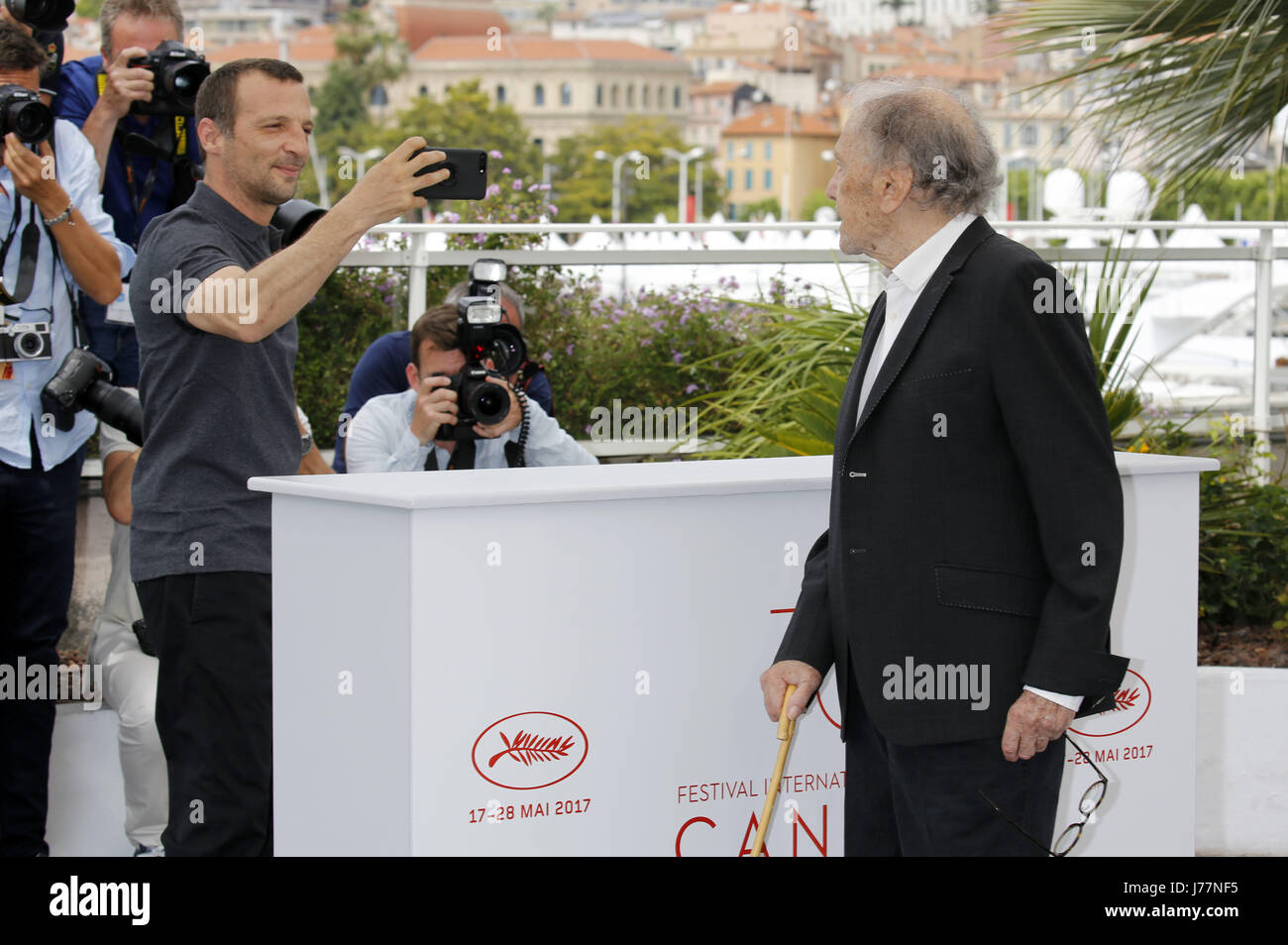 Mathieu Kassovitz e Jean-Louis Trintignant presso il "lieto fine" photocall durante il settantesimo Cannes Film Festival presso il Palais des Festivals il 22 maggio 2017 a Cannes, Francia | Verwendung weltweit Foto Stock