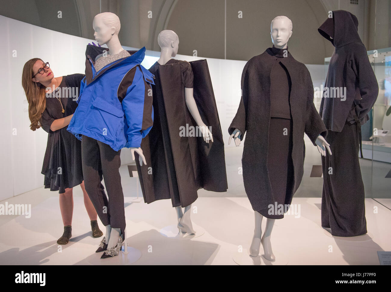 Balenciaga che modella la moda immagini e fotografie stock ad alta  risoluzione - Alamy