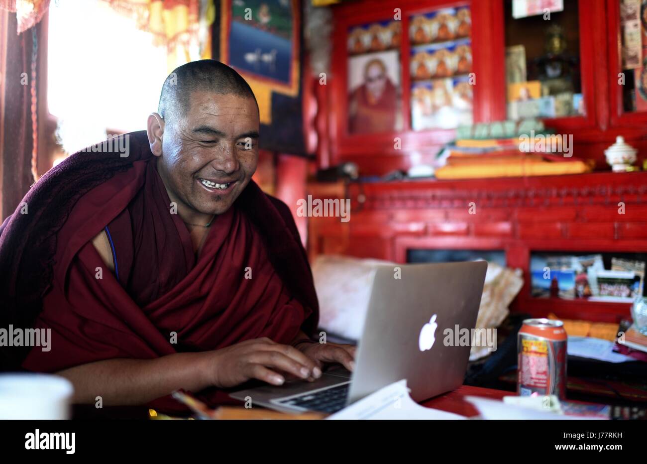 (170524) -- LHASA, 24 maggio 2017 (Xinhua) -- Lama Ngawang pratiche Peljor digitando al monastero Rongpu nei pressi del Monte Qomolangma nel sud-ovest della Cina di regione autonoma del Tibet, 17 maggio 2017. Rongpu monastero, la più alta del mondo monastero all'altitudine di oltre 5.000 metri, situato ai piedi del monte Qomolangma in Tingri County. Il 36-anno-vecchio Ngawang Peljor ha praticato il Buddhismo nel monastero per quindici anni. Egli vive una semplice e regolare la vita monastica qui. Alzarsi alle 8:30 a.m., canta dopo la colazione fino a mezzogiorno. Egli mantiene il salmodiare fino alle 4 del pomeriggio dopo un ora di pausa per il pranzo. Dopo dinn Foto Stock