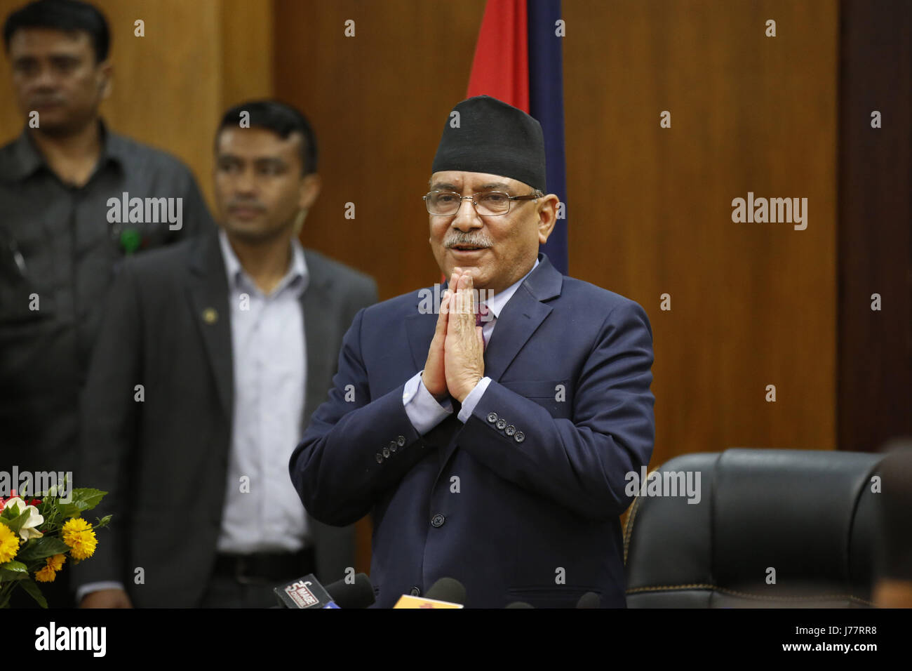 Kathmandu, Nepal. Xxiv Maggio, 2017. Il primo ministro Pushpa Kamal Dahal gesti dopo annuncia le sue dimissioni all'interno dell'ufficio del Primo Ministro a Kathmandu, Nepal Mercoledì 24 Maggio, 2017. Credito: ZUMA Press, Inc./Alamy Live News Foto Stock