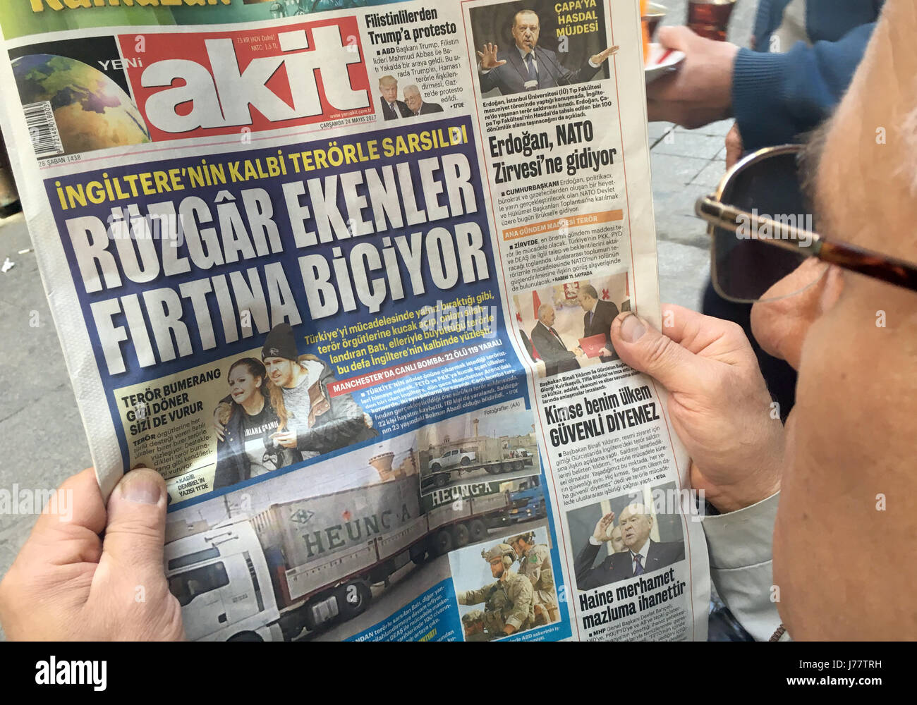 Un uomo legge una copia di Yeni Akit ("Nuovo accordo "), un conservatore giornale turco vicino alla sentenza partito AKP, a Istanbul, Turchia, 24 maggio 2017. Il titolo recita "Voi chi semina raccoglie', un riferimento per il recente attacco terroristico a Manchester che il documento propone è stata una conseguenza dei governi occidentali' sostegno di terroristi. Foto: Linda dire/dpa Foto Stock