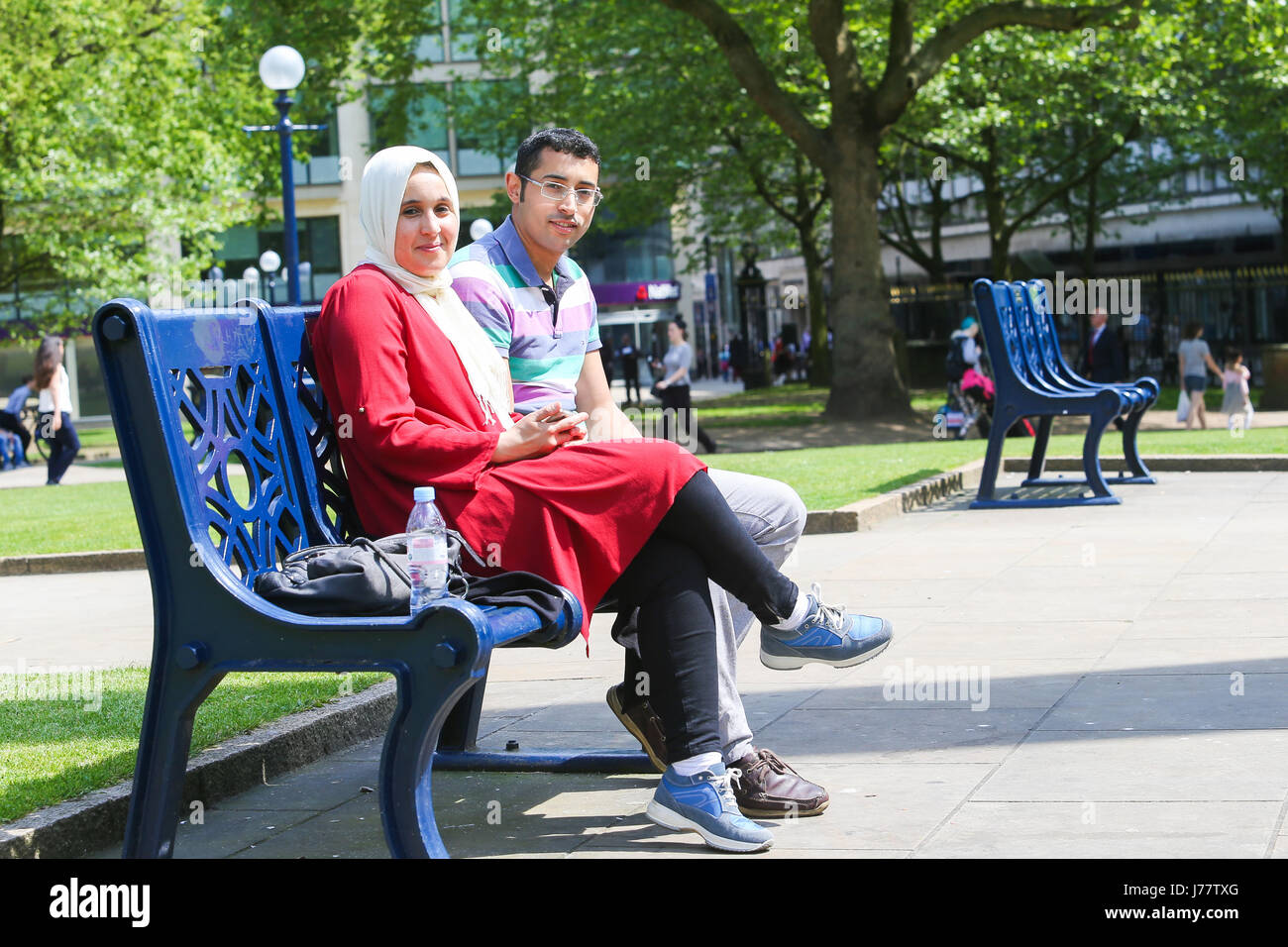 Due persone dal Marocco seduta su una panchina nel centro della città di Birmingham REGNO UNITO Foto Stock