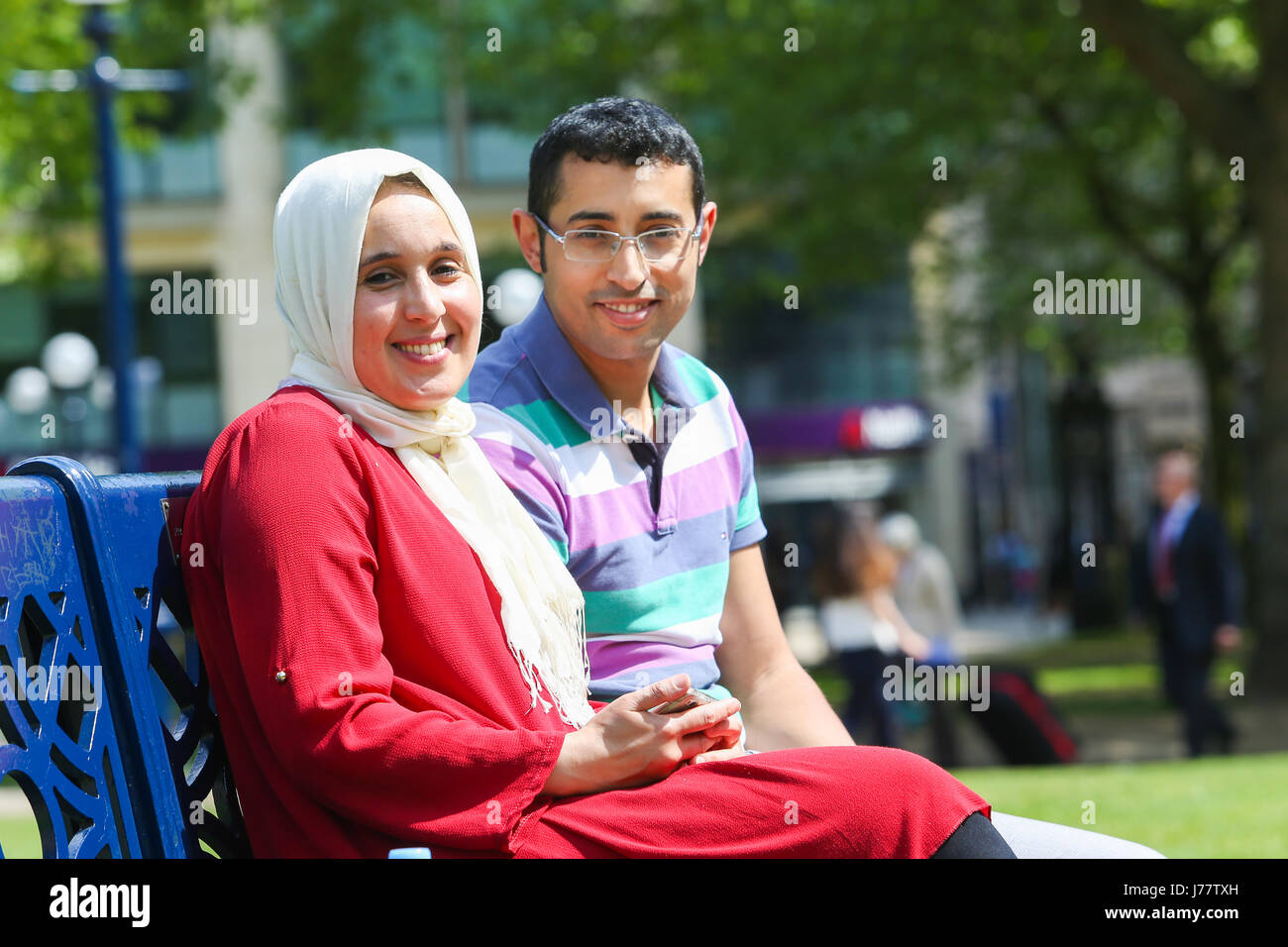Due persone dal Marocco seduta su una panchina nel centro della città di Birmingham REGNO UNITO Foto Stock