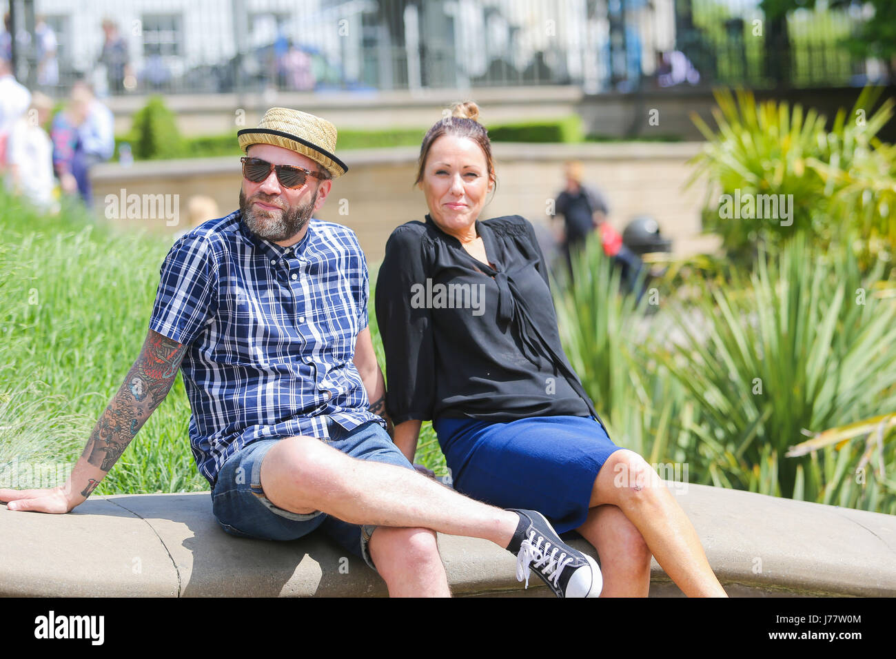 Due persone godendo di caldo sole del Regno Unito a Birmingham REGNO UNITO Foto Stock