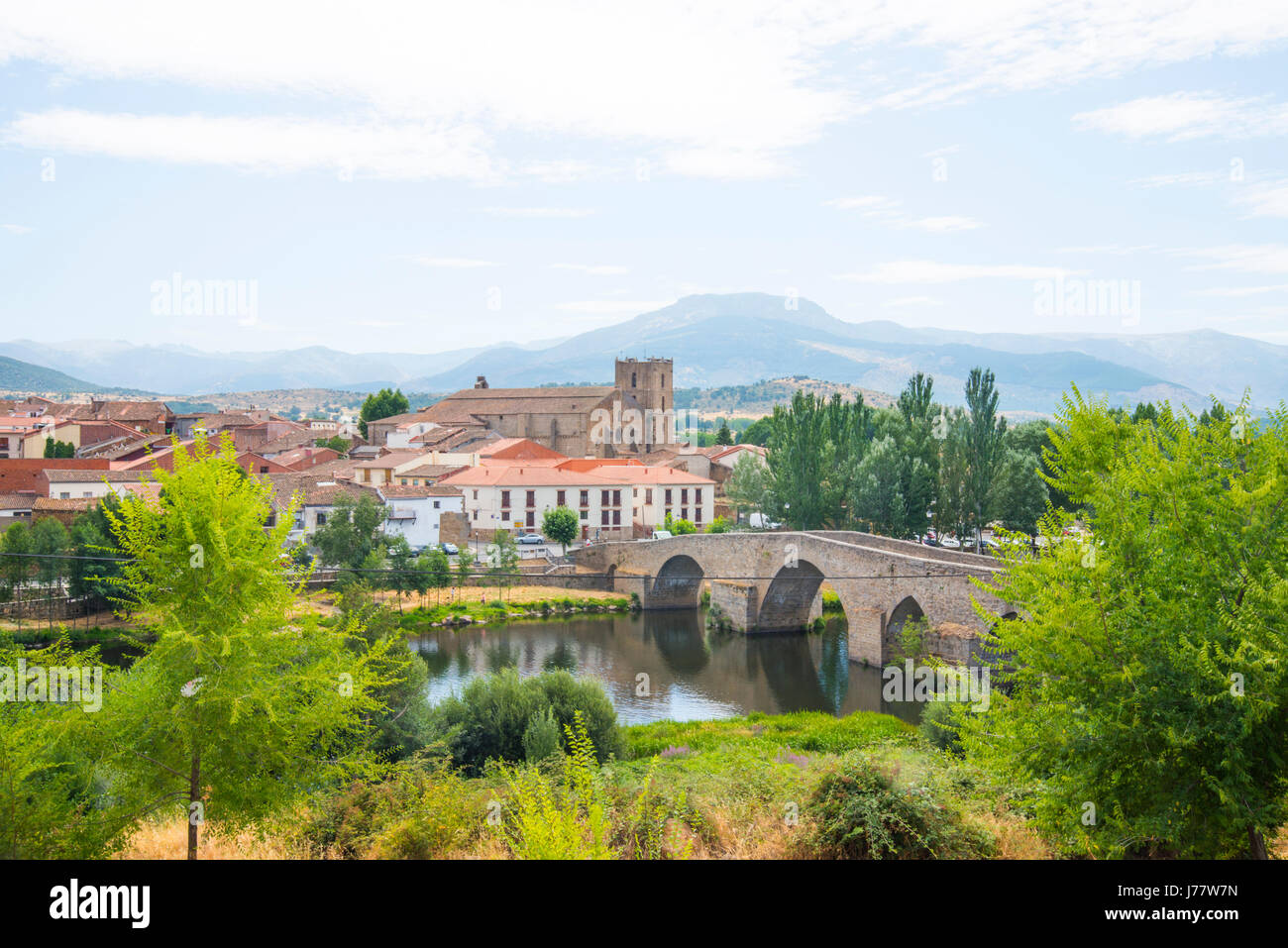 Panoramica, ponte medievale e il fiume Tormes. El Barco de avila, provincia di Avila, Castilla Leon, Spagna. Foto Stock