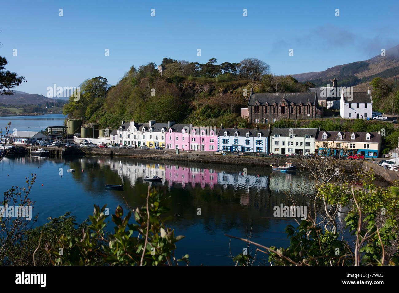 Il grazioso porto a Portree sull'Isola di Skye in Scozia Foto Stock