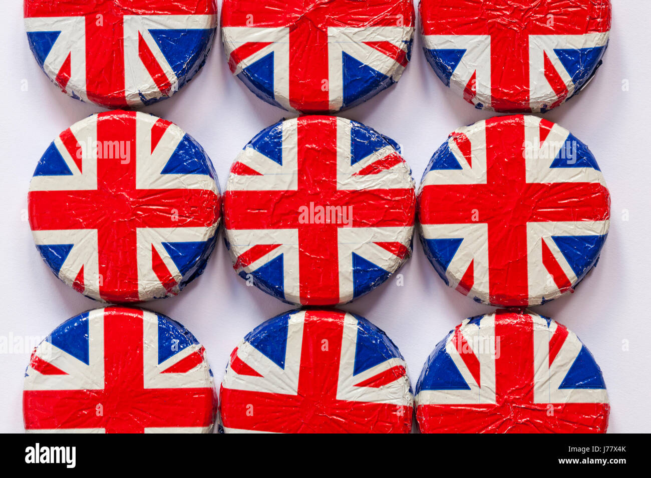 M&S cioccolato al latte europea martinetti cioccolatini disposti su sfondo bianco - concetto UK ama il cioccolato Foto Stock