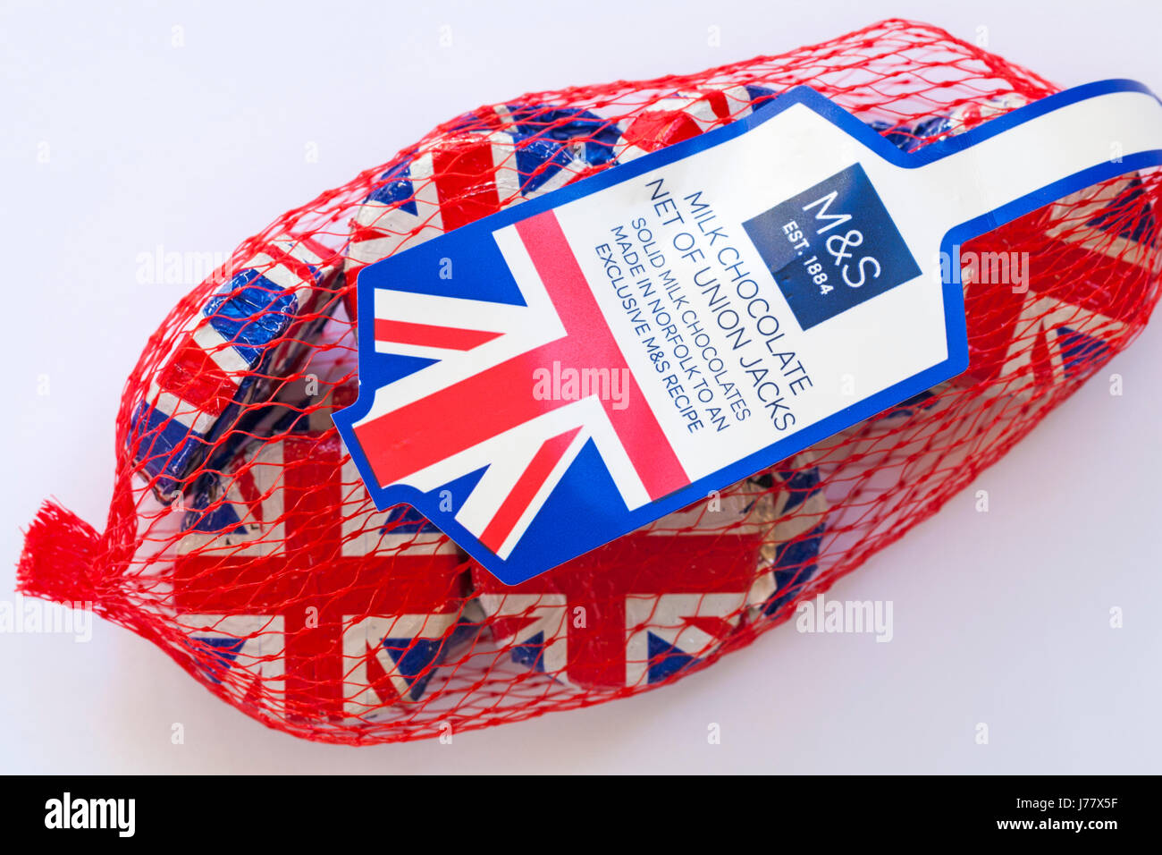 M&S cioccolato al latte al netto dell Unione martinetti impostato su sfondo bianco - Concetto di Regno Unito, Regno Unito, Gran Bretagna intrappolati nella rete Foto Stock