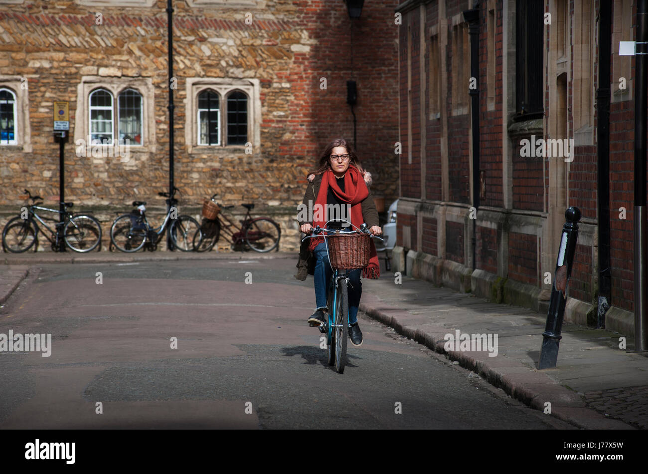 Cambridge, Cambridgeshire,Inghilterra England Regno Unito. I cicli degli studenti attraverso la città dell'università di Cambridge. Feb 2017 Foto Stock