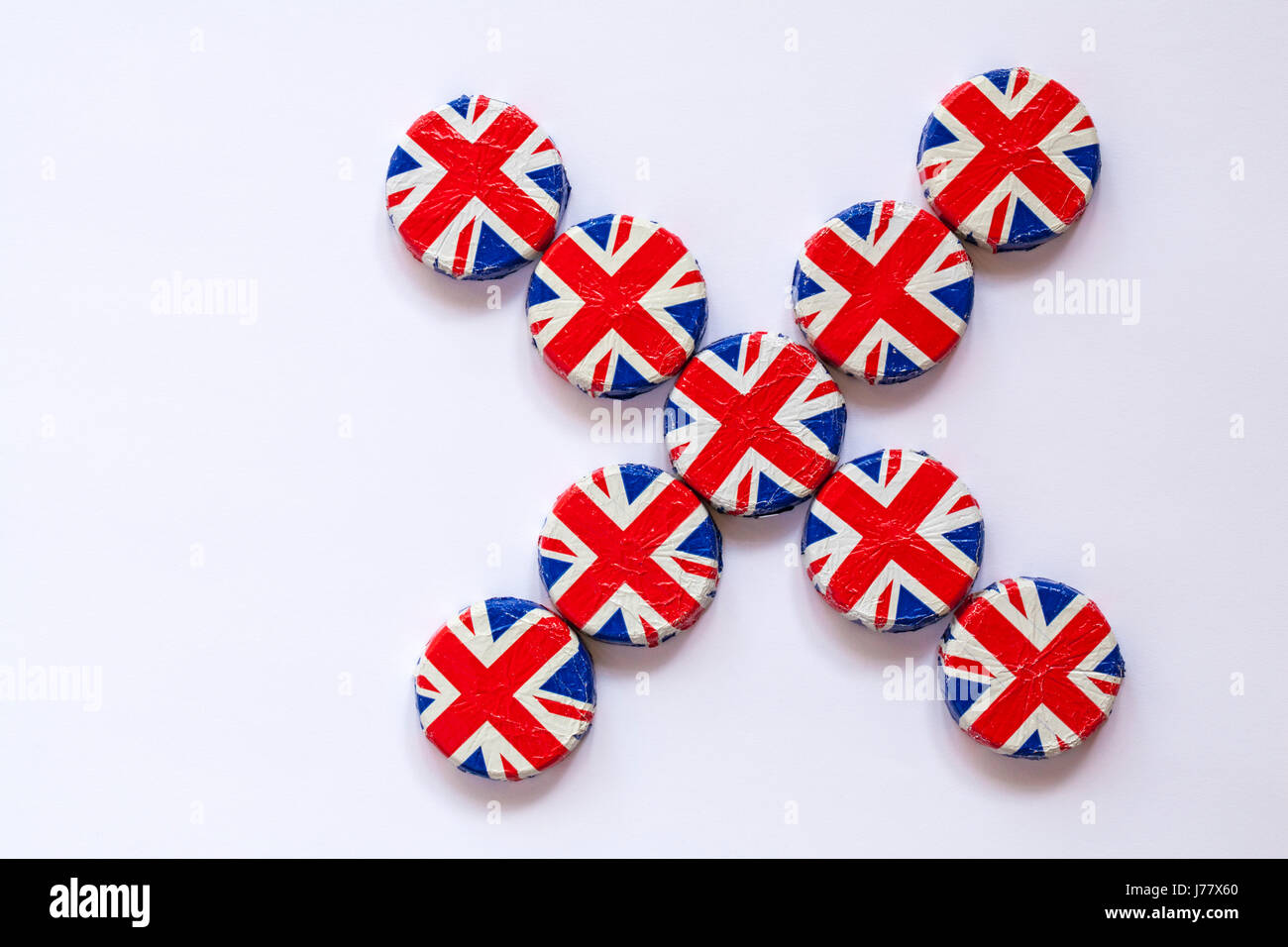M&S cioccolato al latte europea martinetti disposti in forma di X isolato su sfondo bianco - Concetto di voto, Brexit o UK ama cioccolatini Foto Stock