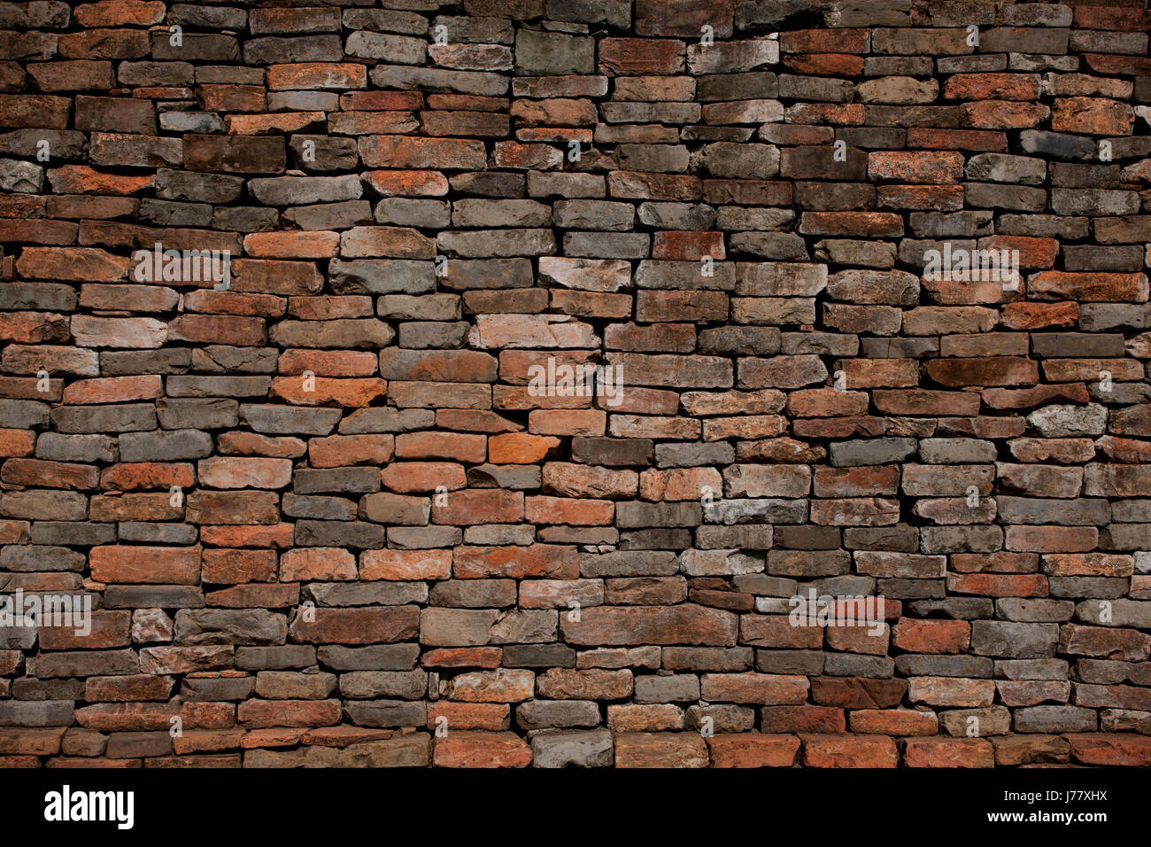 Muro di mattoni all'interno della cittadella imperiale di Thang Long, Vietnam Foto Stock