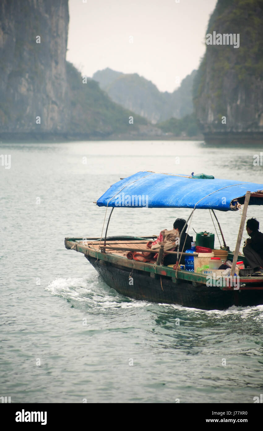 Halong Bay, Vietnam - Marzo 7, 2017: fishingl barca vicino a Cat Ba island, Halong Bay, Vietnam Foto Stock