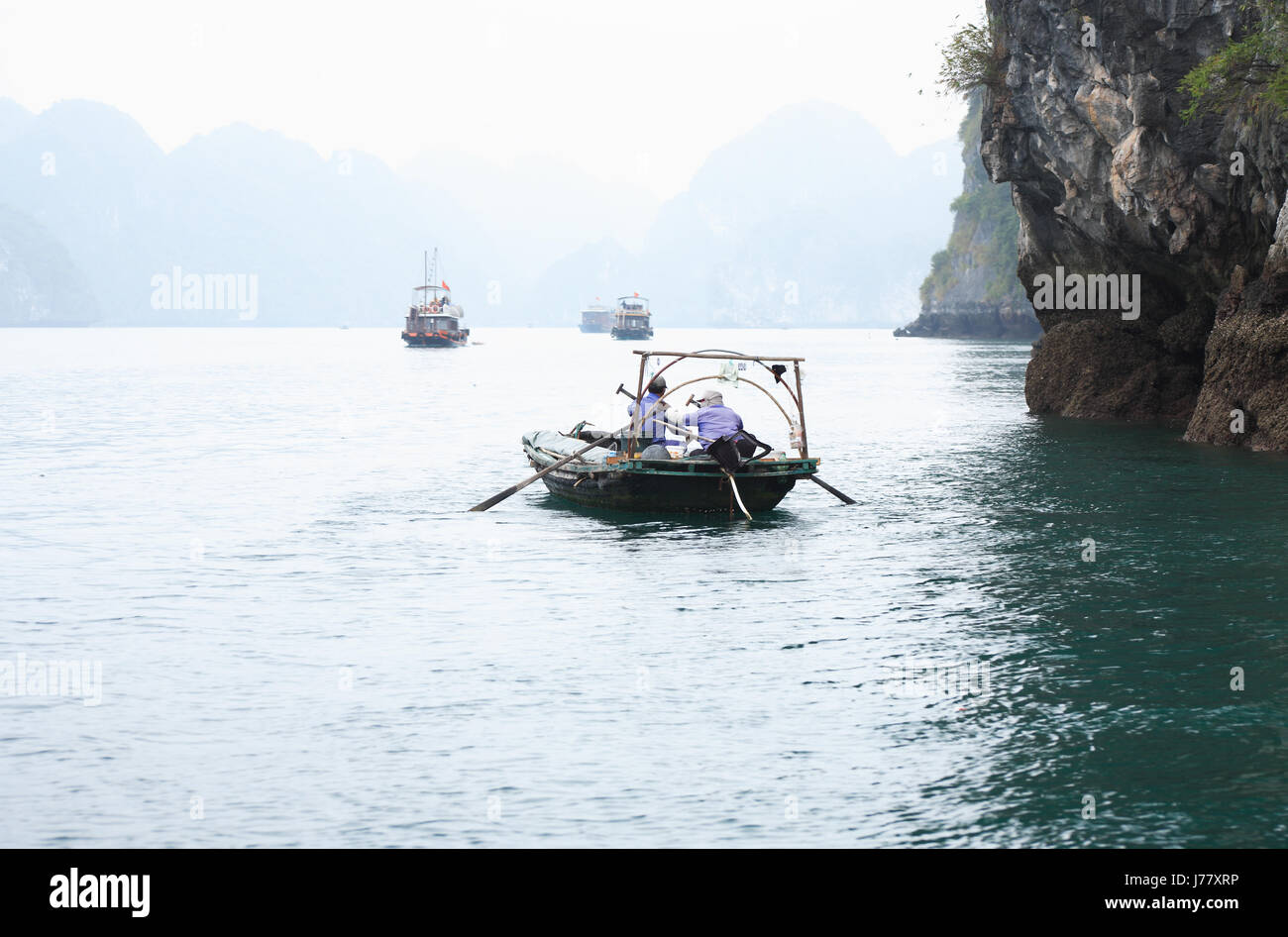 Halong Bay, Vietnam - Marzo 7, 2017: barca da pesca vicino a Cat Ba island, Halong Bay, Vietnam Foto Stock
