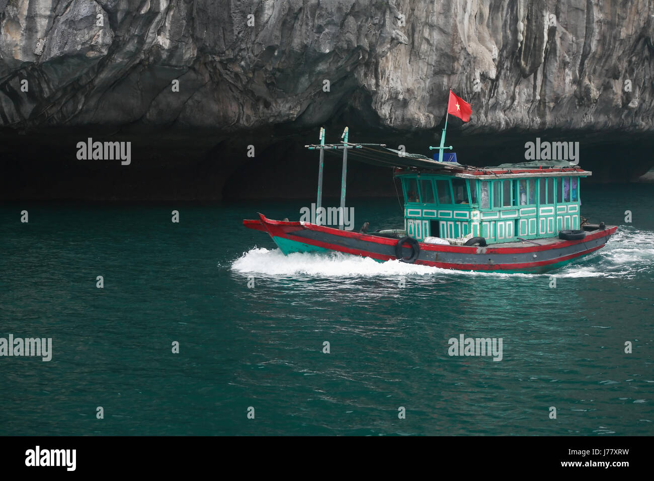 Halong Bay, Vietnam - Marzo 7, 2017: barca da pesca vicino a Cat Ba island, Halong Bay, Vietnam Foto Stock
