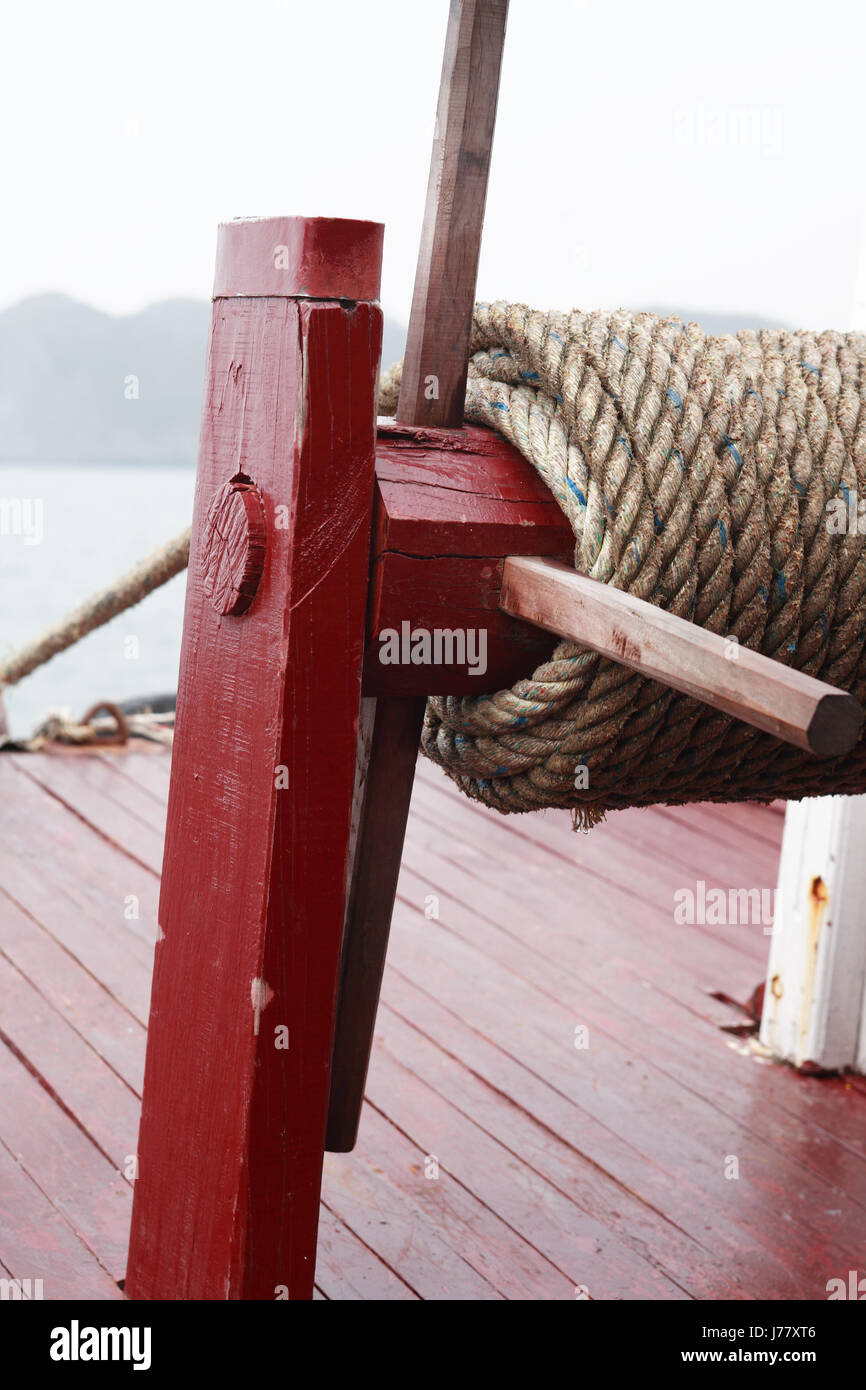 Primo piano della barca da pesca parcheggio con la fune per ancorare Foto Stock