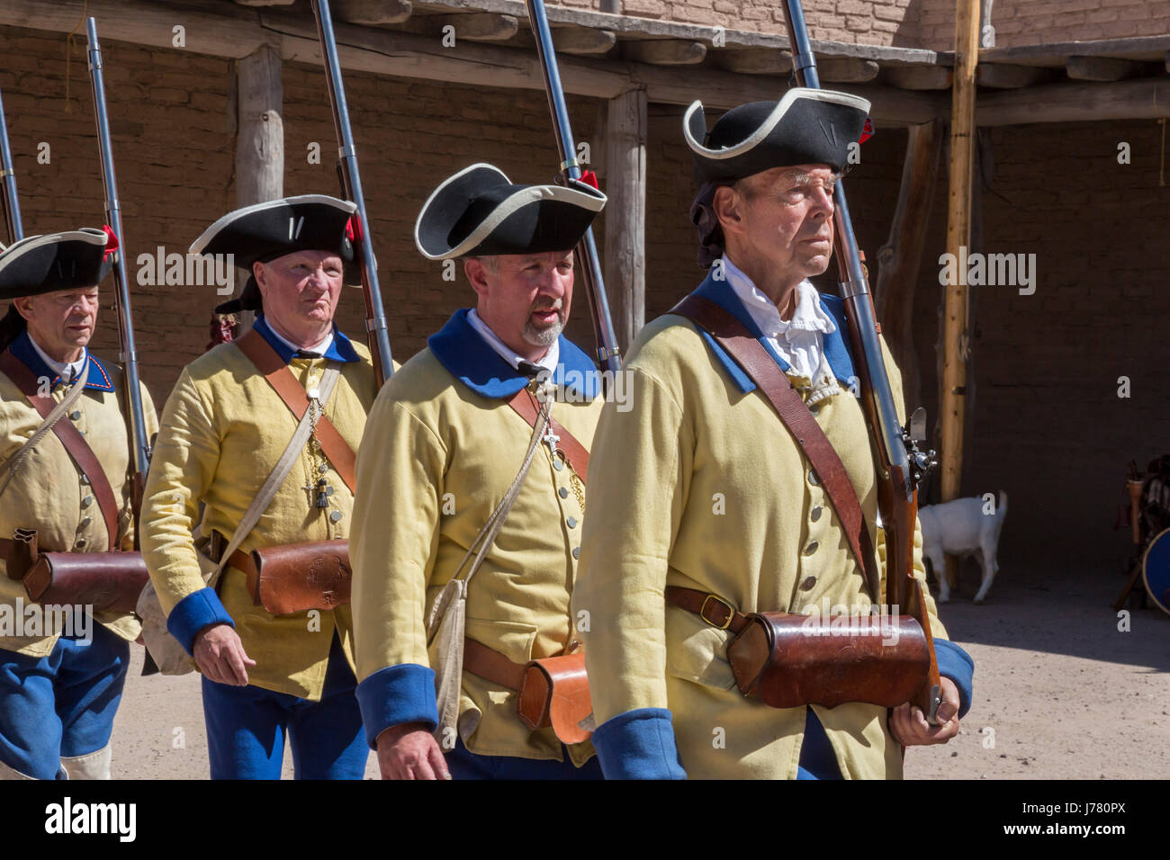 Tucson, Arizona - soldati che marciano durante la storia viva giorno presso il Presidio di Tucson. L'originale fortezza spagnola fu costruito nel 1775. Oggi le Presidi Foto Stock