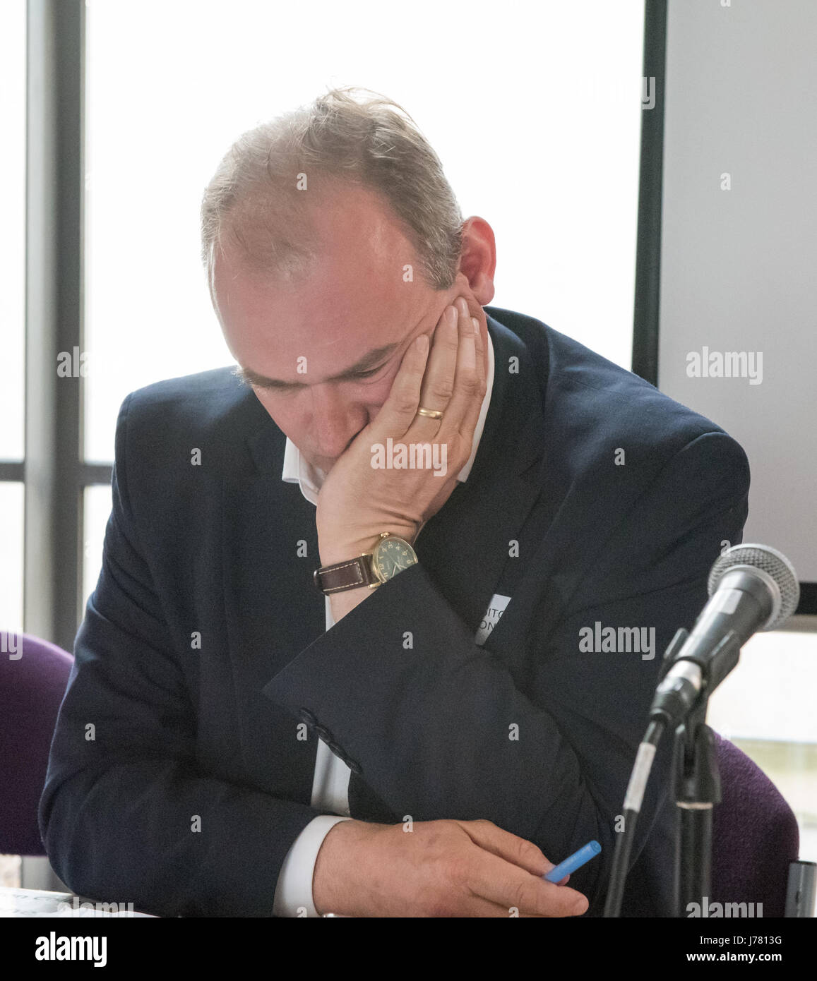 Ed Davey, il gruppo del Partito europeo dei liberali democratici partito membro del Parlamento di Kingston e Surbiton circoscrizione. A hustings prima delle elezioni in ascolto pensieroso. Foto Stock