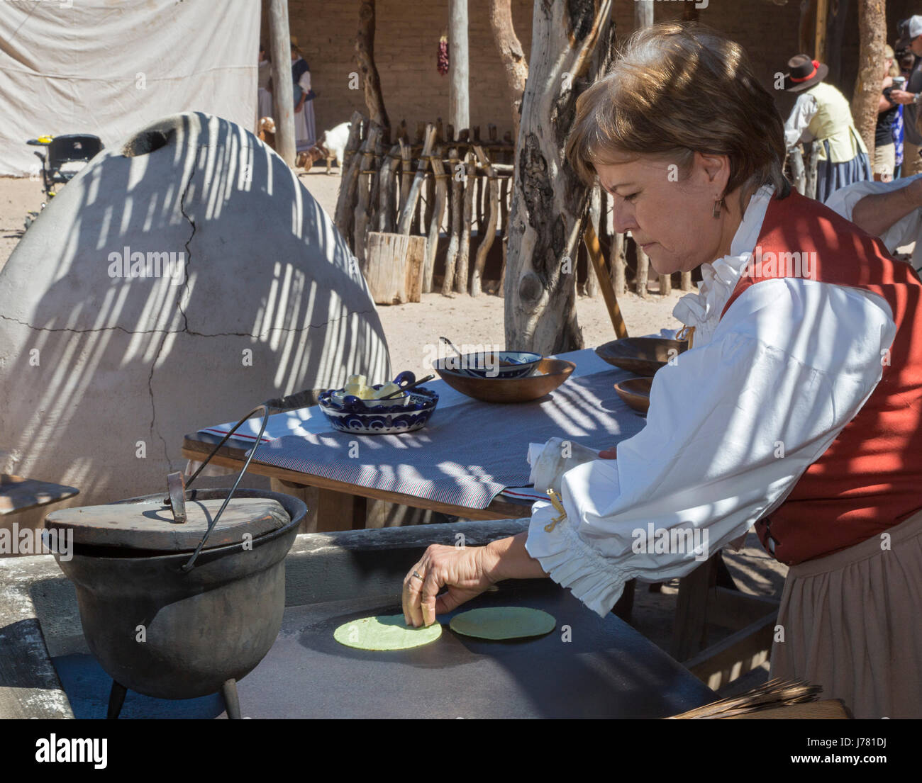 Tucson, Arizona - un costume reenactor rende tortillas durante la storia viva giorno presso il Presidio di Tucson. L'originale fortezza spagnola fu costruito nel 17 Foto Stock